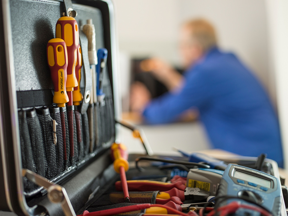 C F022411 bei Klein Elektrogeschäft in Berg